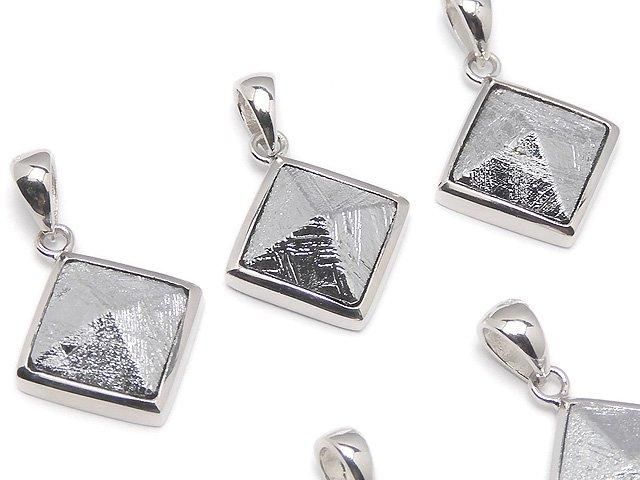 Pendentif Pyramide (Météorite Muonionalusta) 16x16mm 1pc Argent 925