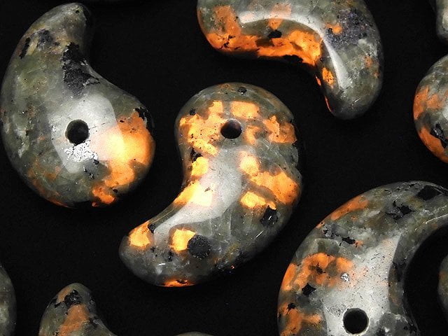 [Video] Yooperlite Comma Shaped Bead 30x19mm 1pc
