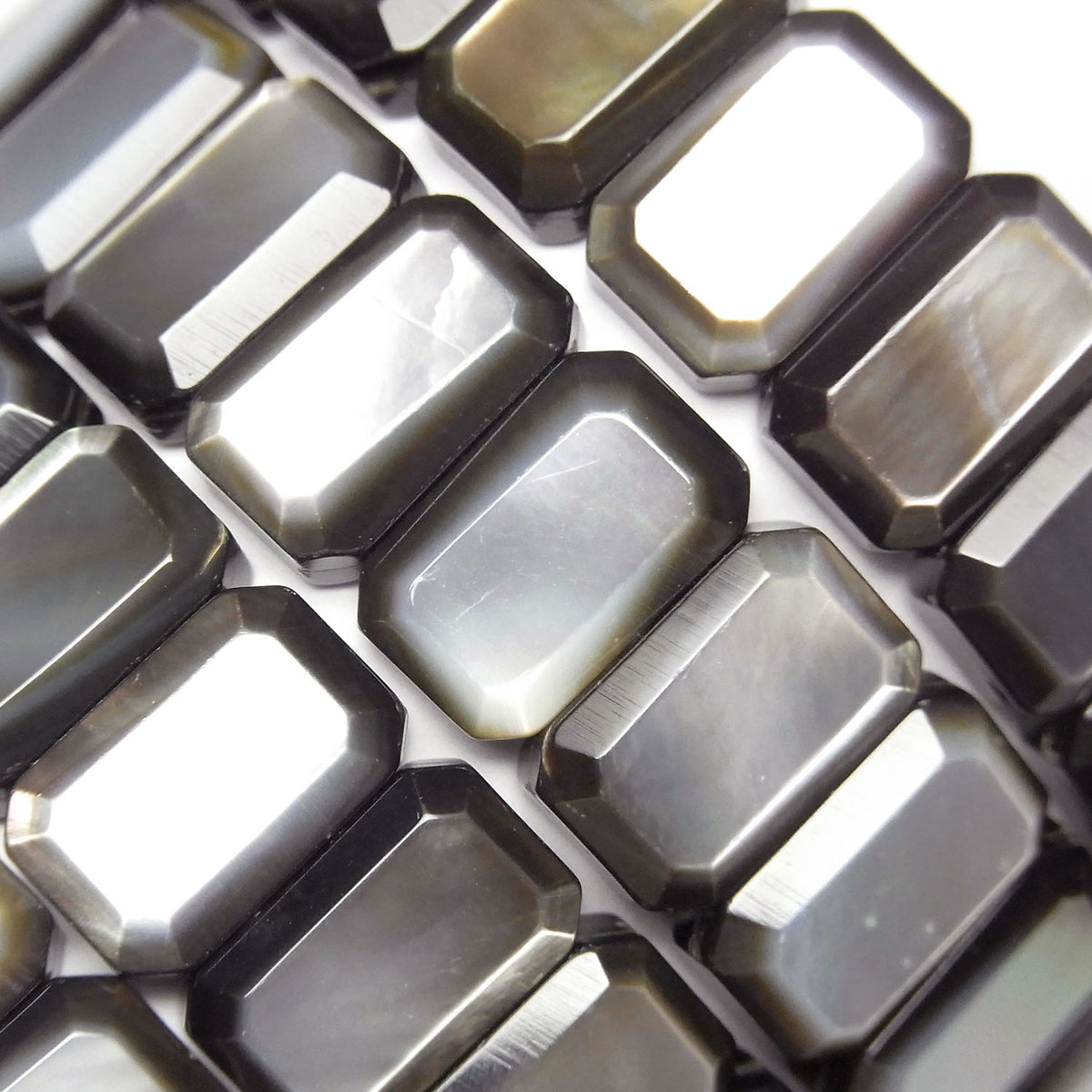 Hochwertige schwarze Muschel AAA 2 Löcher facettierte Rechteck 14x9x5mm 1 Strang (Bangle-Armband)