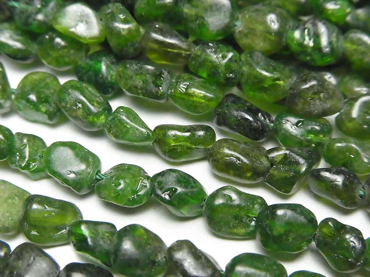 Diopside Chromifère AA, petites pépites, 1 rang de perles (environ 15 pouces/38 cm)