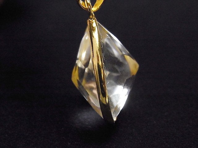 [Video] Crystal AA++ Triangle Cut 21x21mm Pendant 18KGP 1pc