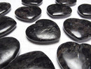 [Video] Nuummite Undrilled Heart 38x40mm 1pc