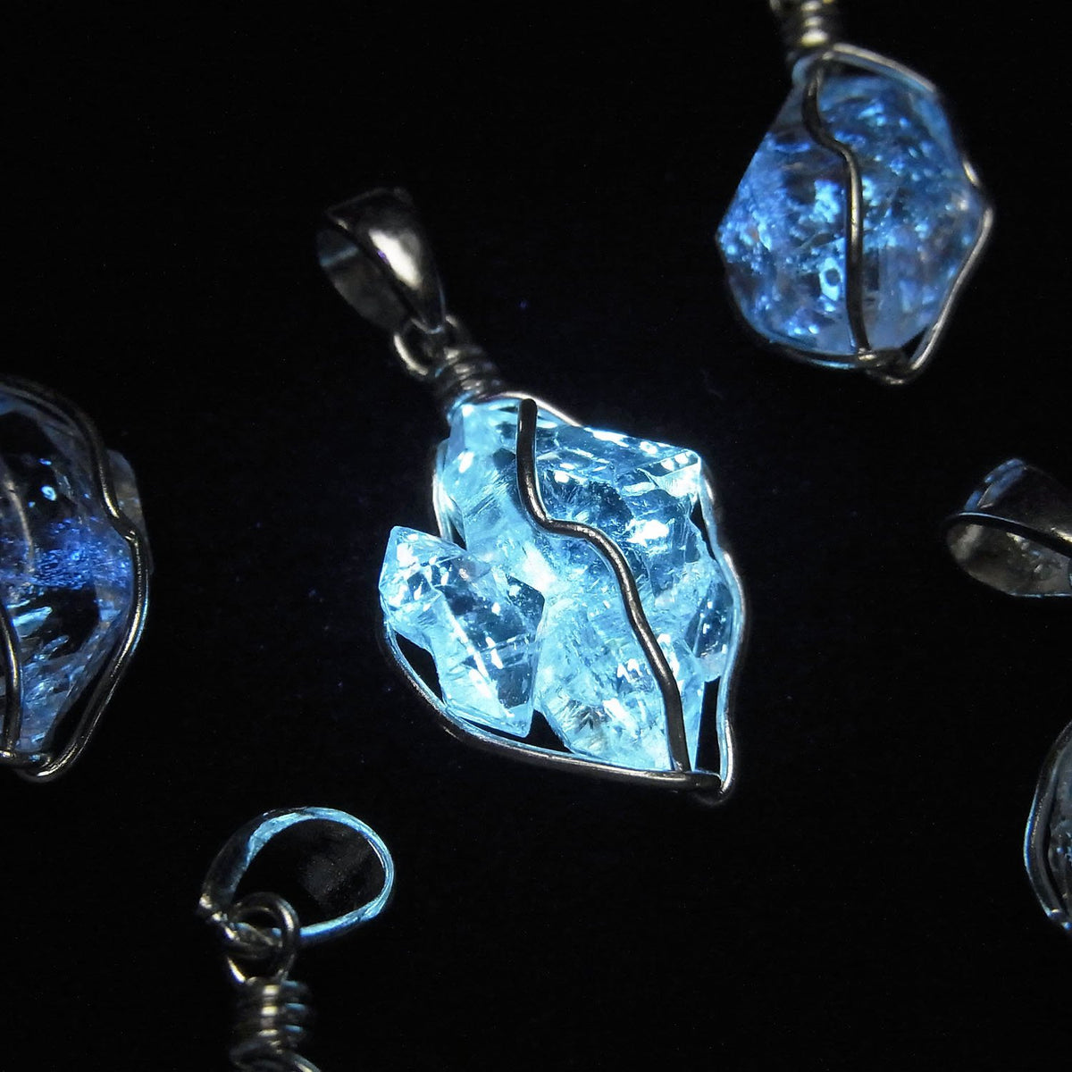Pakistan Oil in Quartz Rough Rock Nugget Pendant Wire Frame 1pc