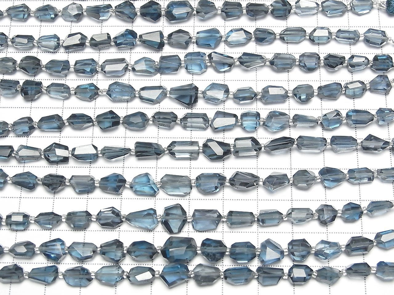 Hochwertiger London Blue Topas AAA- facettierte Nuggets 1 Strang Perlen (ca. 4 Zoll/10 cm)