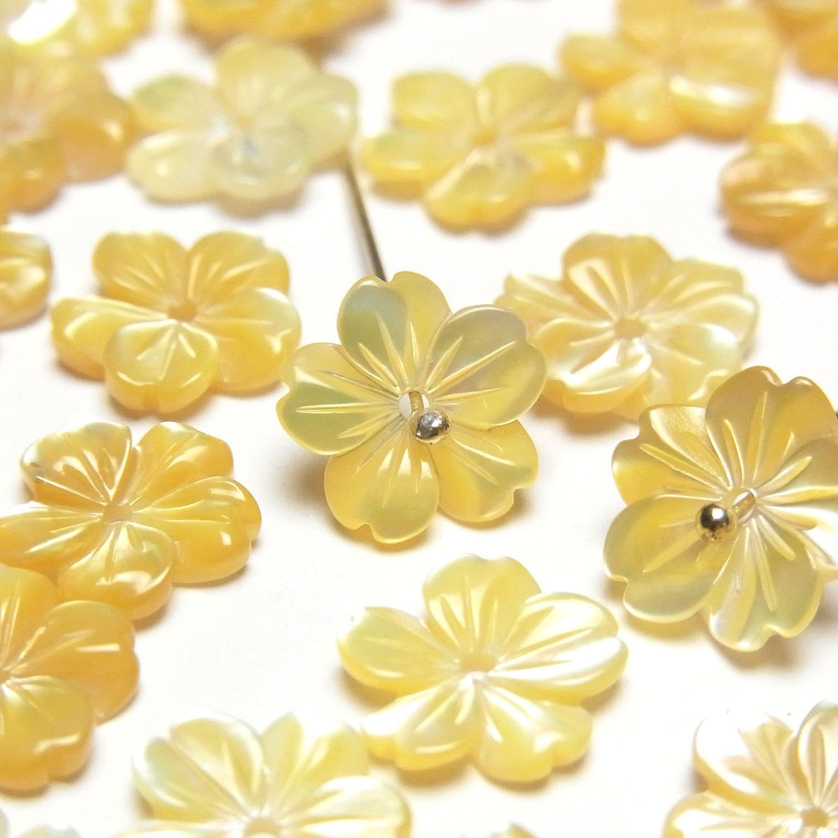 High Quality Yellow Shell AAA Flower 10mm Center Hole 4pcs