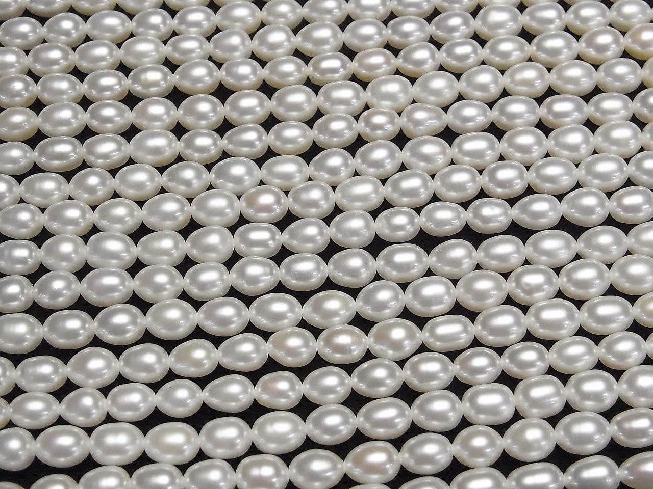 淡水珍珠 AA++ 米形 7x6x6mm 白色 1串珠子 (約 15 英寸/36 公分)