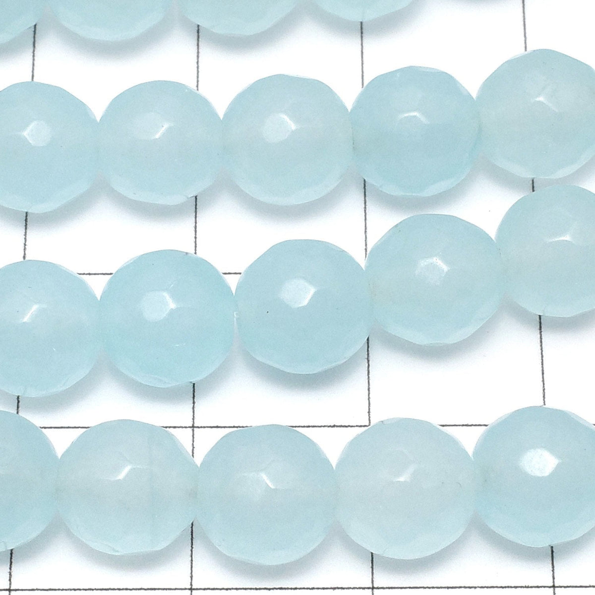 1 Strang 6,79 $! Hellblauer Jade 64 facettierte Runde 8 mm 1 Strang Perlen (ca. 15 Zoll / 36 cm)