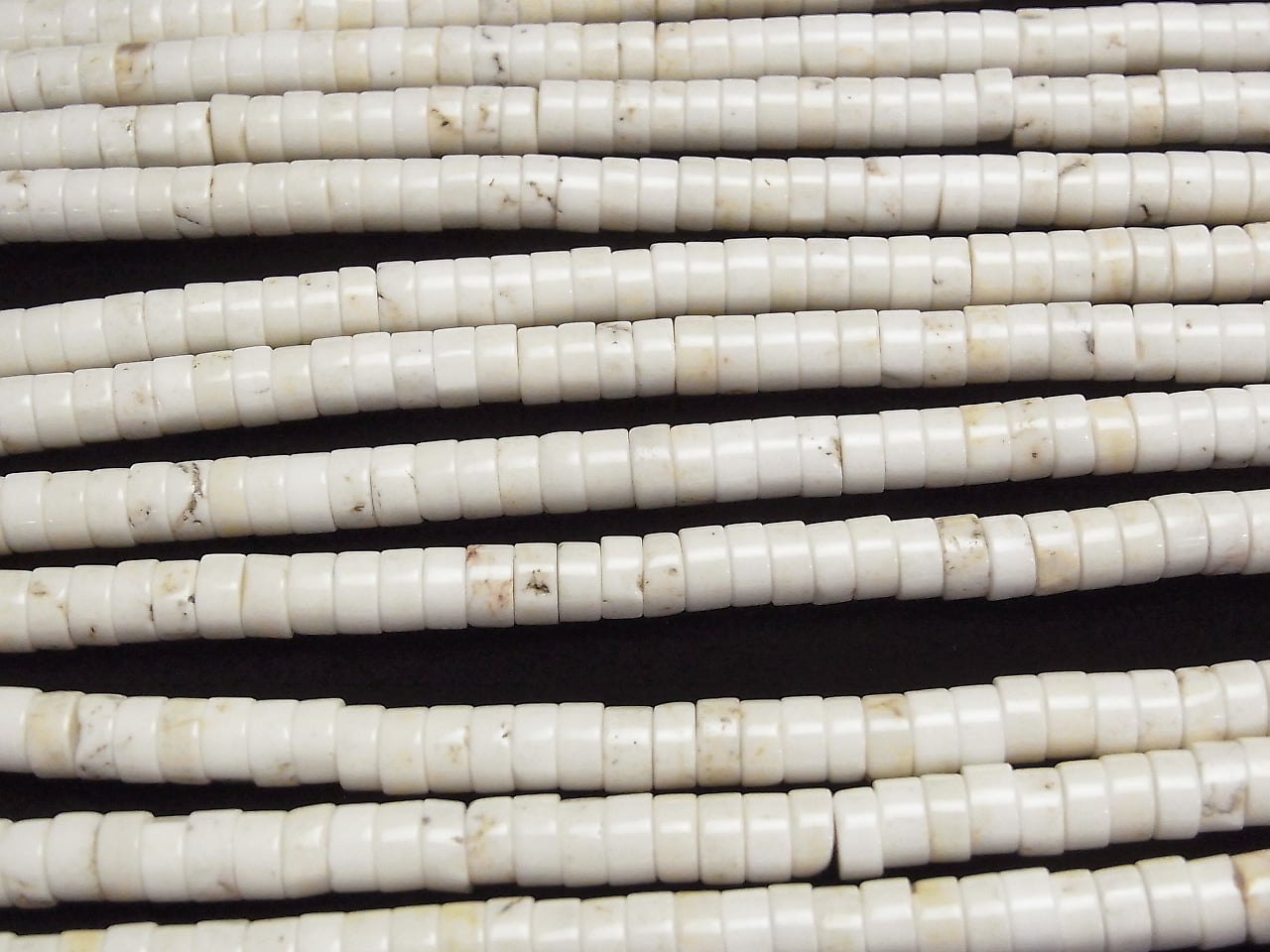 菱鎂礦圓珠 (Heishi) 6x6x3mm 1串珠子 (約15英吋/36公分)