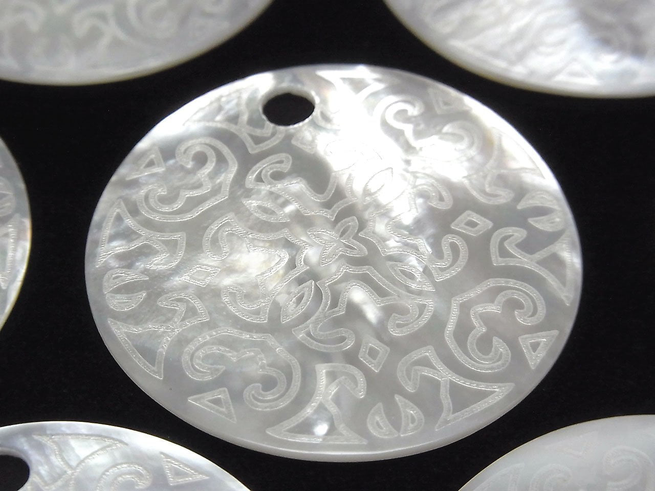 High Quality White Shell Carved Coin 40x40x2mm 1pc