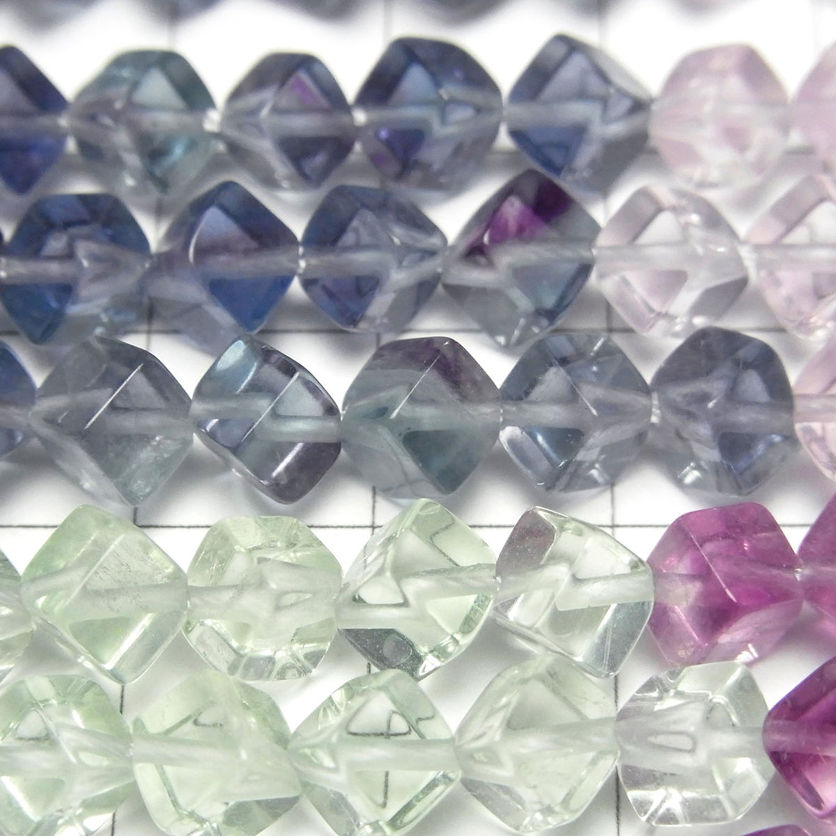 Perles Fluorite AAA 6x6x6mm Dégradé de couleurs 1 fil (env. 15 pouces/38 cm)