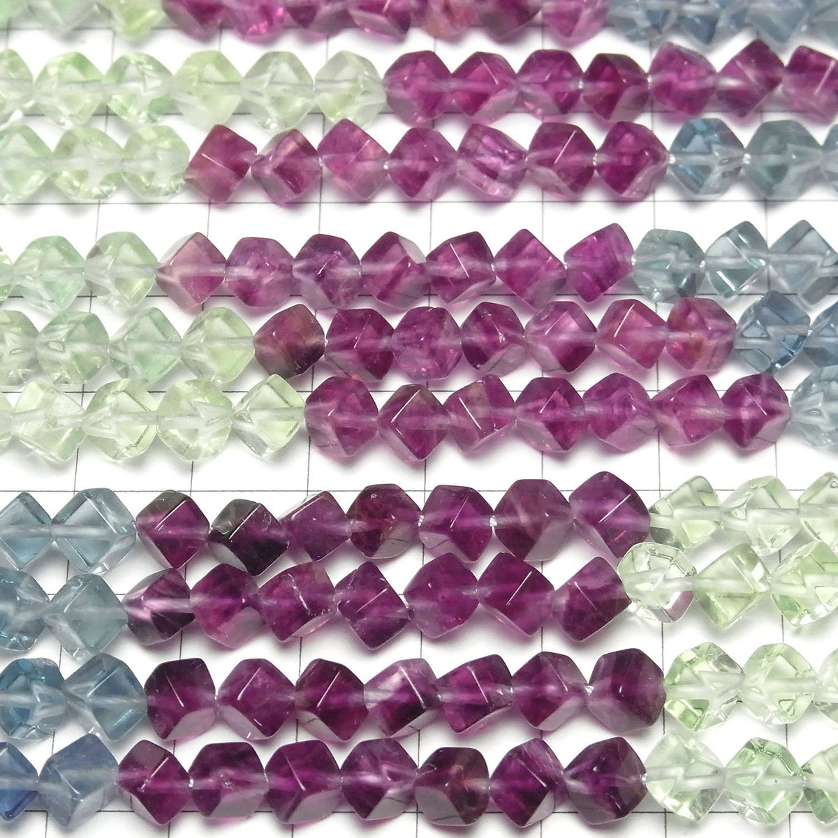 Perles Fluorite AAA 6x6x6mm Dégradé de couleurs 1 fil (env. 15 pouces/38 cm)