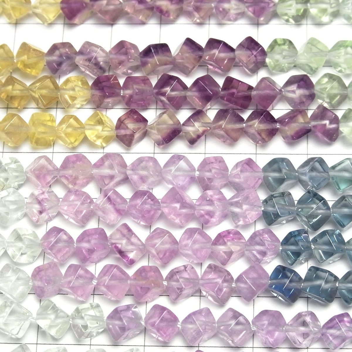 Perles Fluorite AAA 6x6x6mm Dégradé de couleurs 1 fil (env. 15 pouces/38 cm)