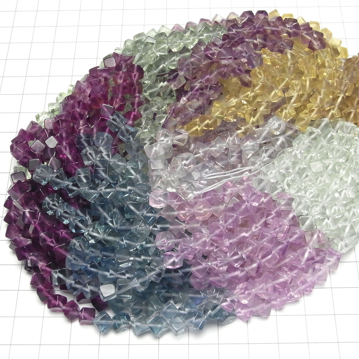 Perles Fluorite AAA 6x6x6mm Dégradé de couleurs 1 fil (env. 15 pouces/38 cm)