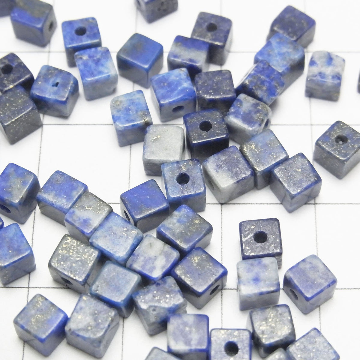 Lapis-lazuli AA+ cube 4x4x4mm [Trou percé à moitié] 4 pièces