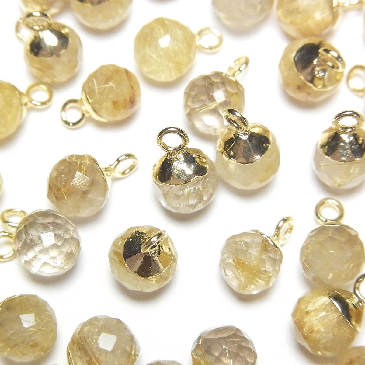 Rutilierter Quarz Zwiebel Facettierte Briolette Charm Goldfarbe 2 Stück