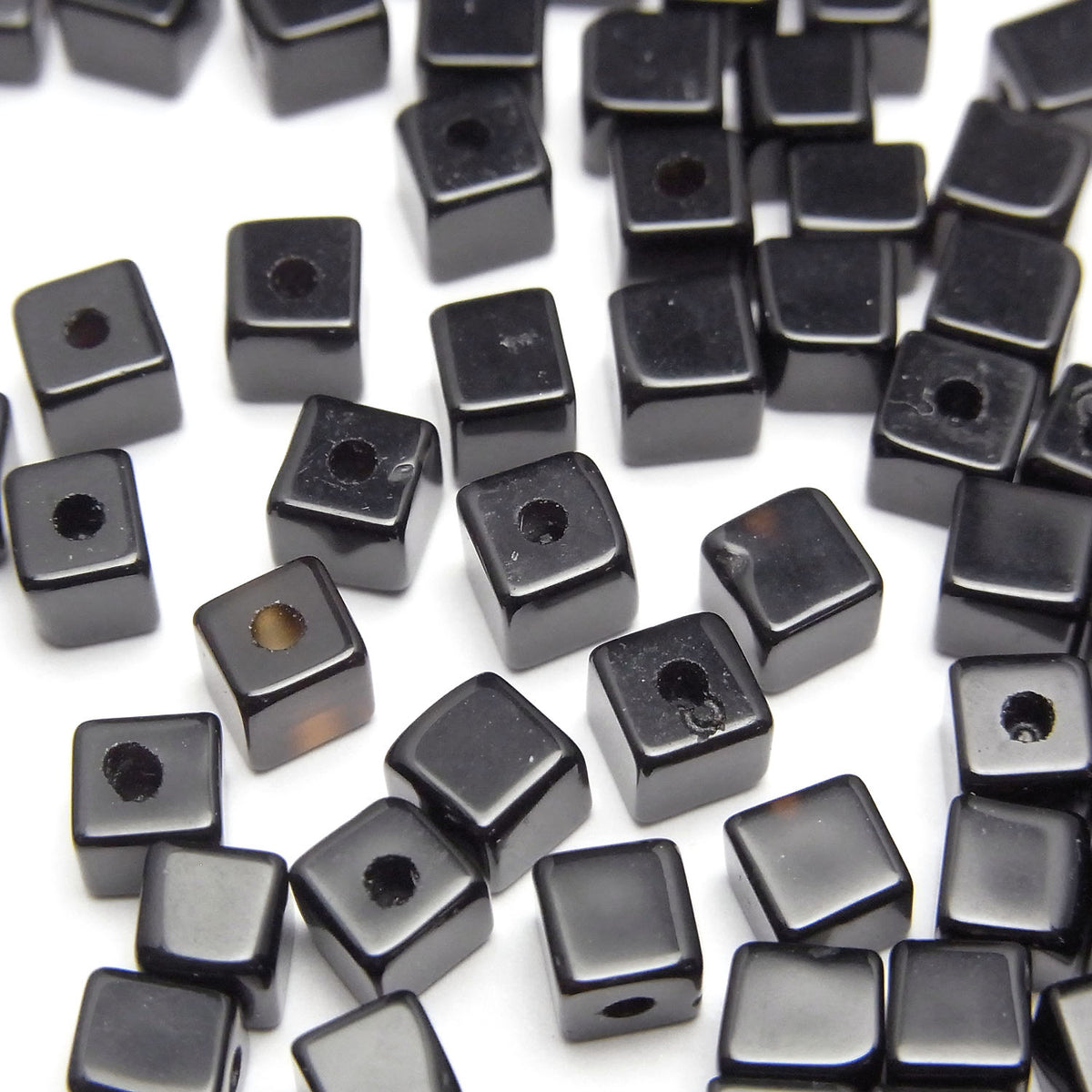 Onyx Würfel 4x4x4mm [halb durchbohrtes Loch] 4 Stück