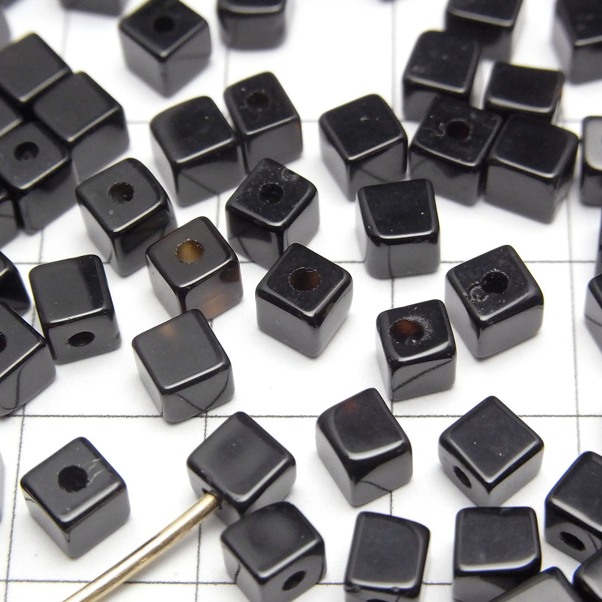 Onyx Würfel 4x4x4mm [halb durchbohrtes Loch] 4 Stück