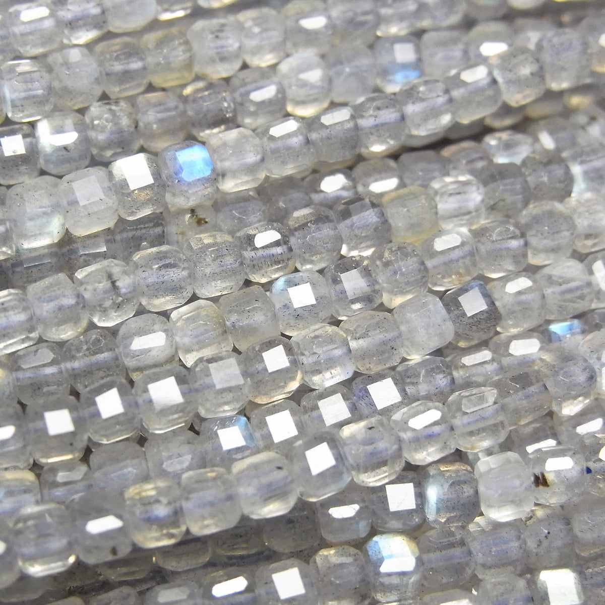 Haute qualité ! Labradorite de forme cube AA++ 3x3x3mm, 1 fil de perles (environ 15 pouces/37 cm)