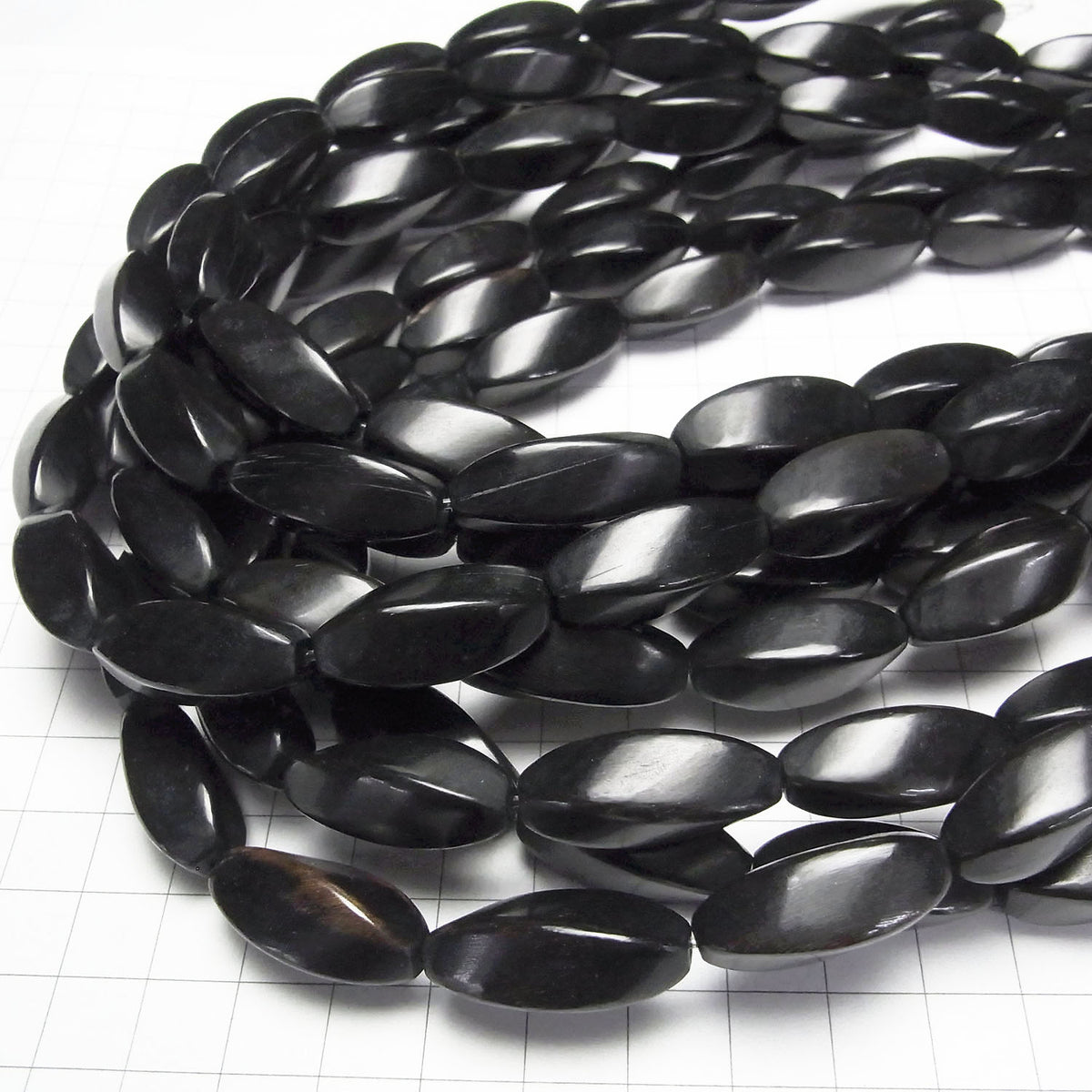 1串 9.79美元！水牛角 4切面 扭轉刻面 米珠 25x10x10 黑色 1串珠子 (約15英寸 / 37厘米)