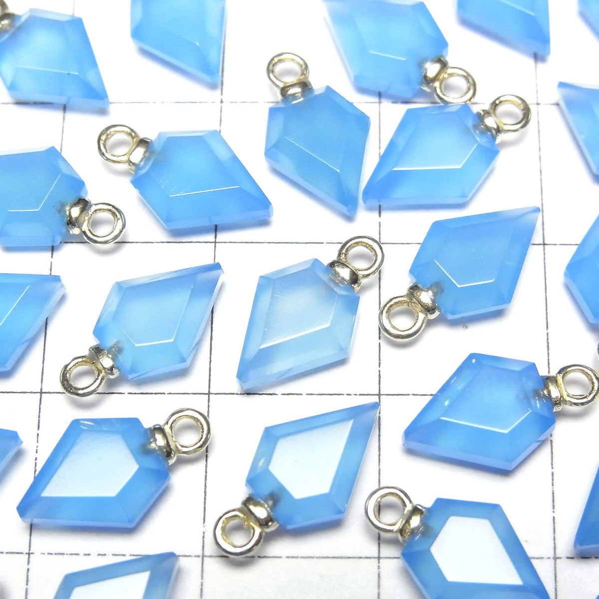 Blauer Chalcedon Pfeilspitze 9x7mm Charm (2 Stück)