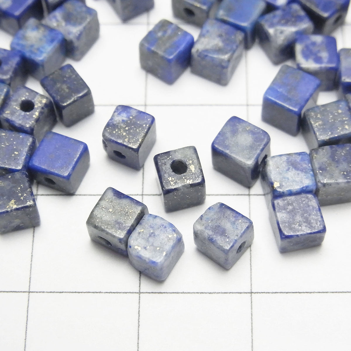 Lapislazuli AA+ Würfel 4x4x4mm [halb durchbohrtes Loch] 4 Stück