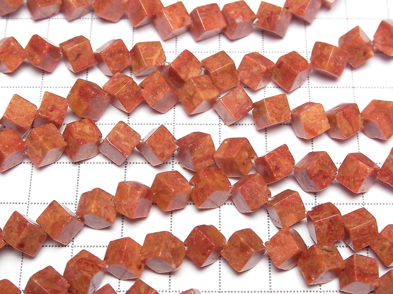 海綿珊瑚骰子珠 8x8x8毫米 1串（約15英吋/38公分）