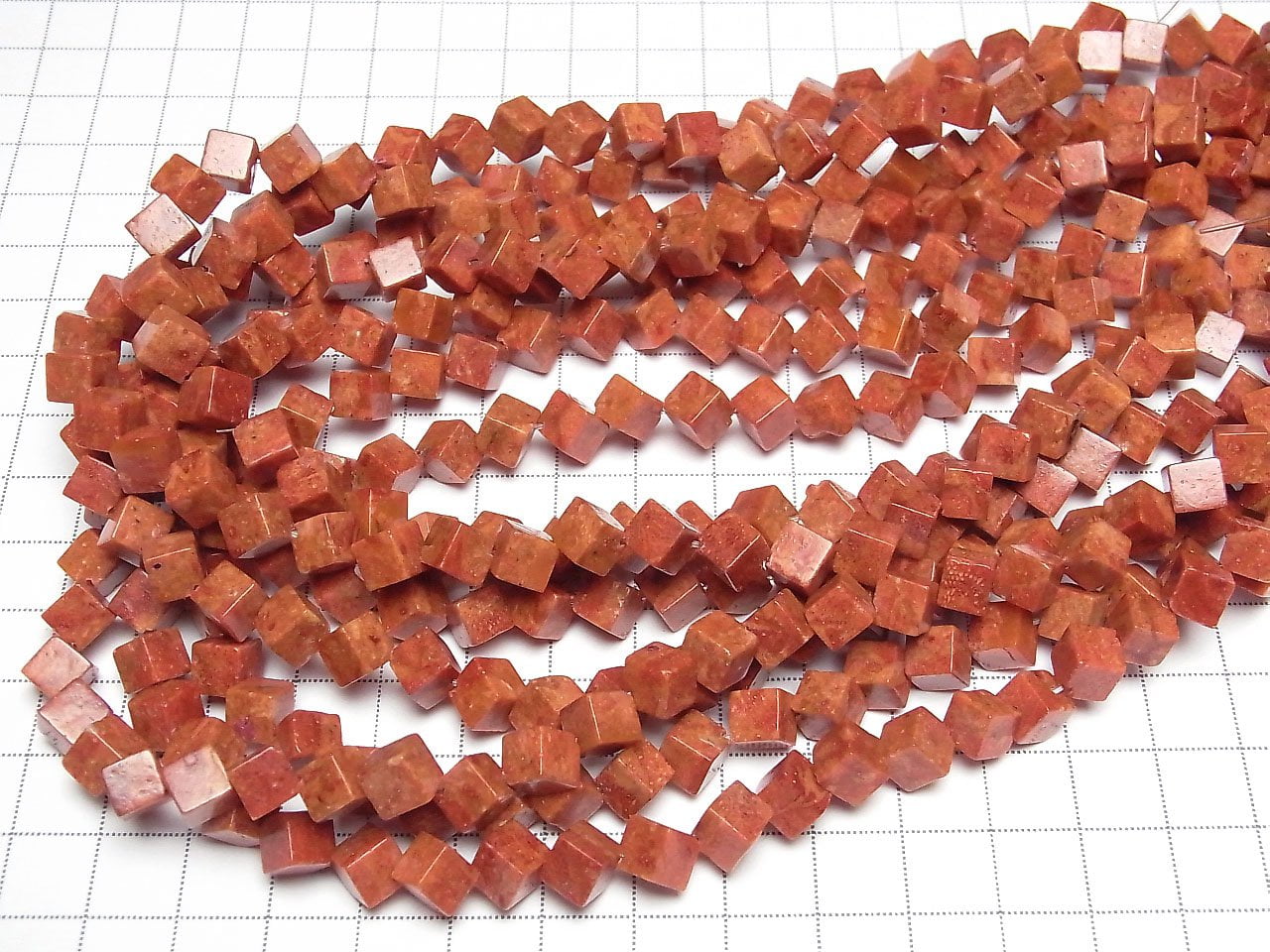 海綿珊瑚骰子珠 8x8x8毫米 1串（約15英吋/38公分）