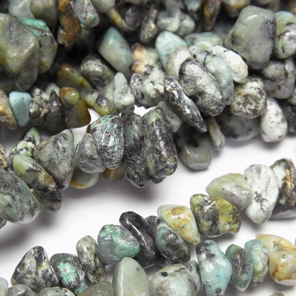 Pépites de Turquoise Africaine (petites pierres) 1 fil de perles (env. 76 cm)