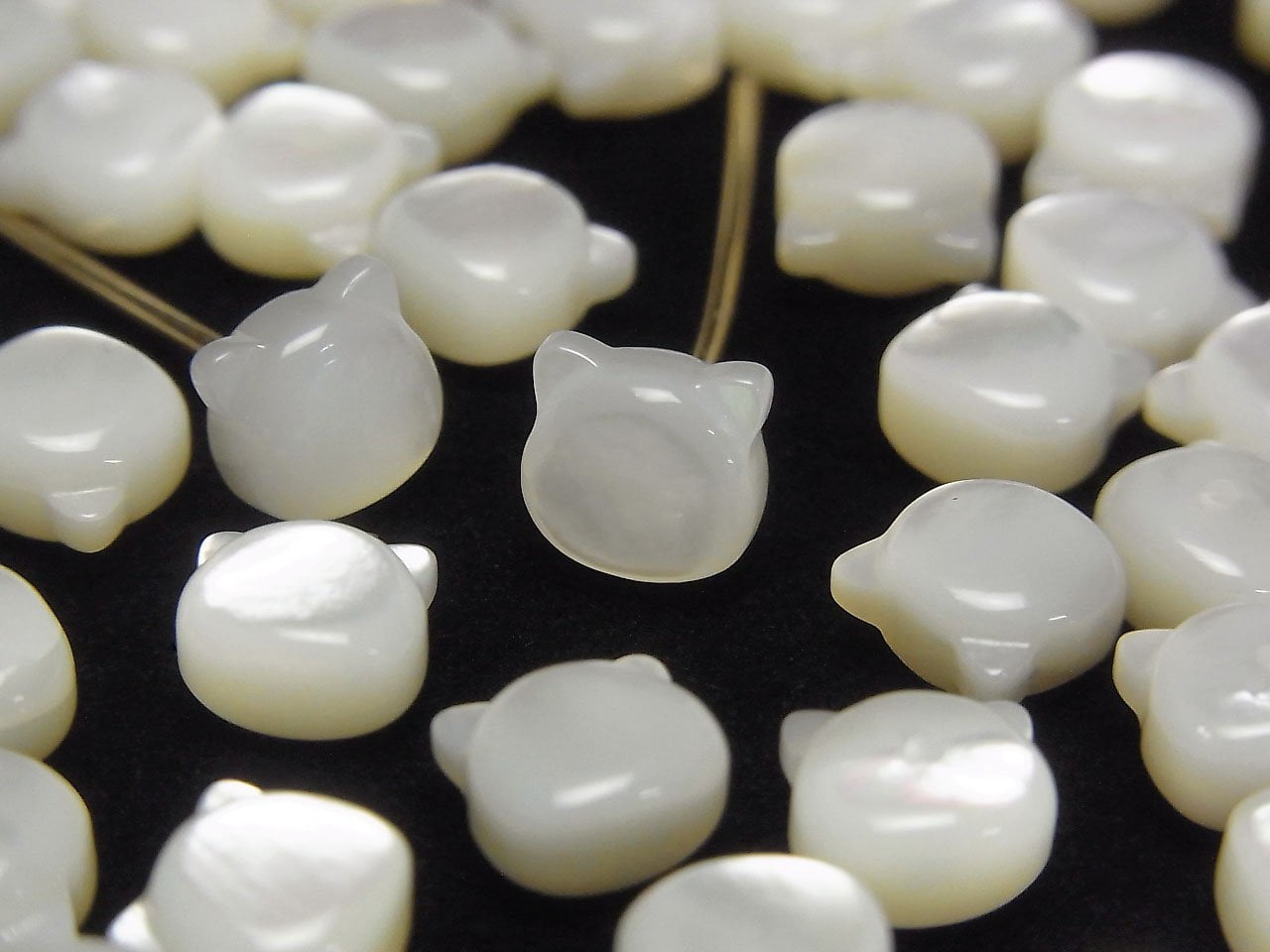 Coquille blanche (Huître à lèvres argentées) Motif chat AAA 7x6 mm [Trou percé à moitié (arrière)] 1 pièce