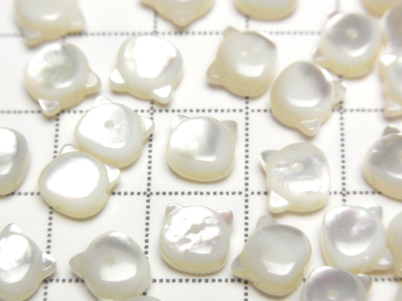 Coquille blanche (Huître à lèvres argentées) Motif chat AAA 7x6 mm [Trou percé à moitié (arrière)] 1 pièce