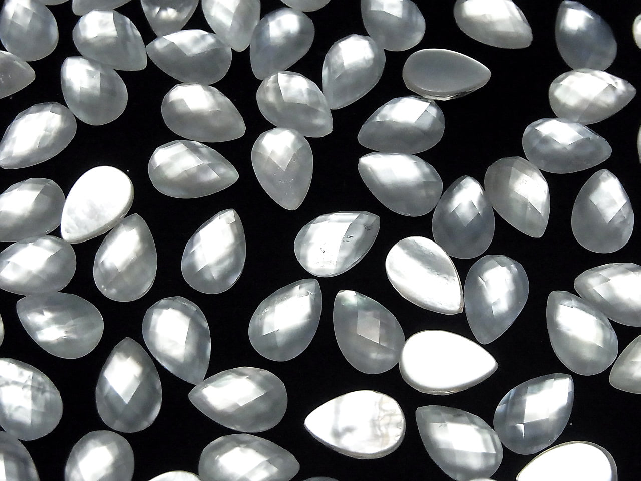 Weißes Muschel x Kristall AAA- Birnenform Facettierter Cabochon 12x8mm 3Stk