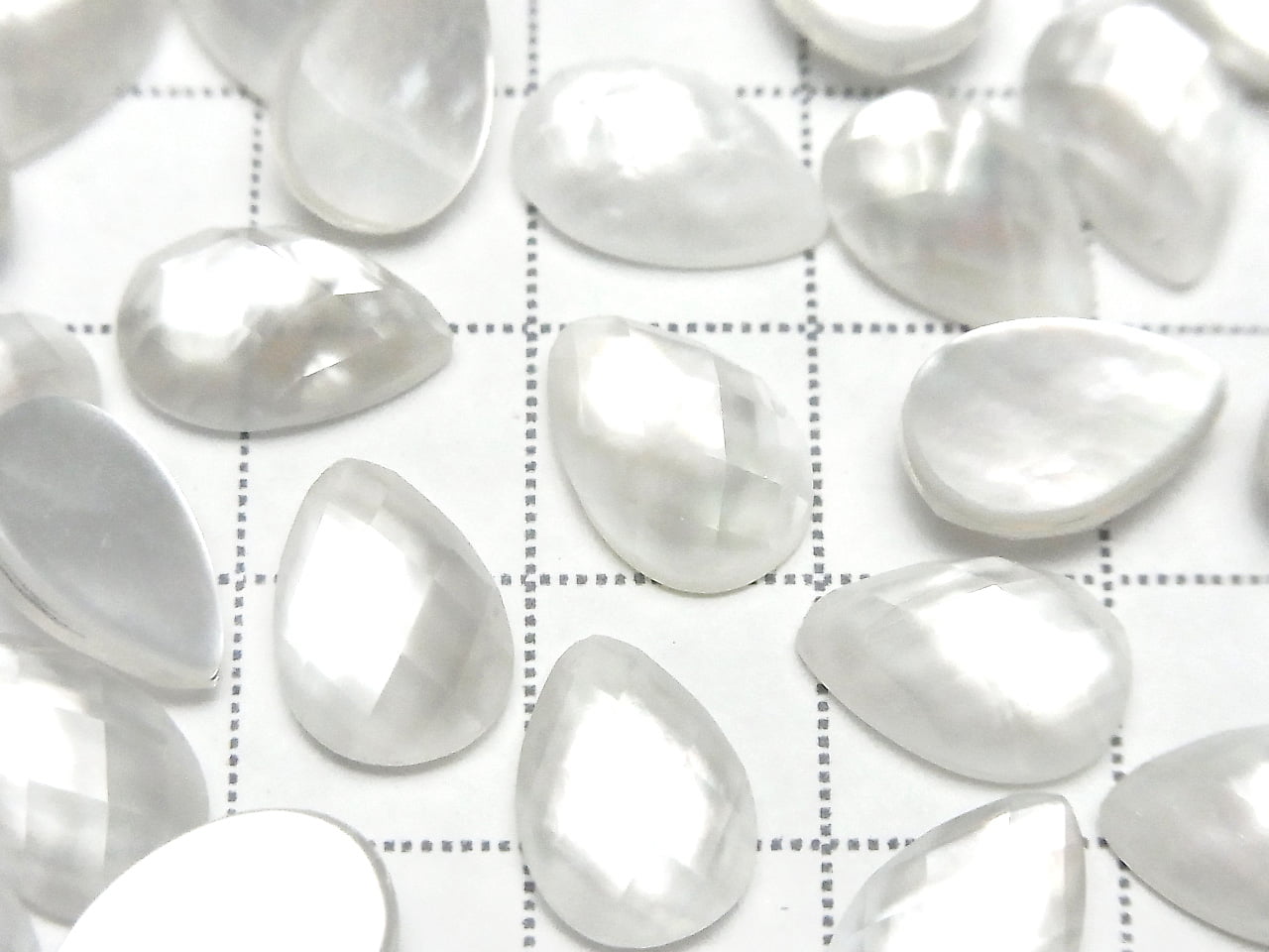 Weißes Muschel x Kristall AAA- Birnenform Facettierter Cabochon 12x8mm 3Stk
