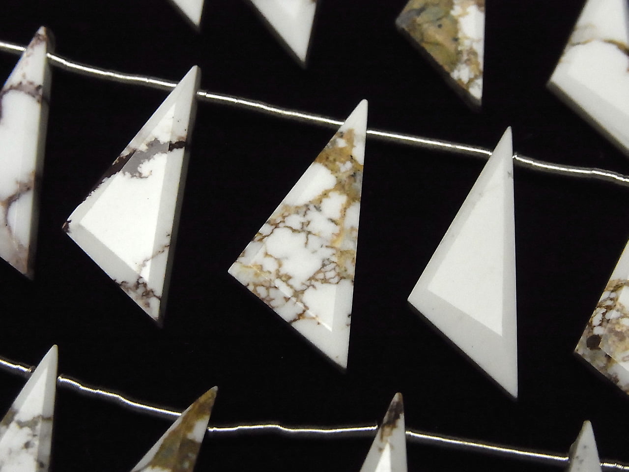 Wild Horse AAA- Flat Triangle 1strand beads (8pcs )