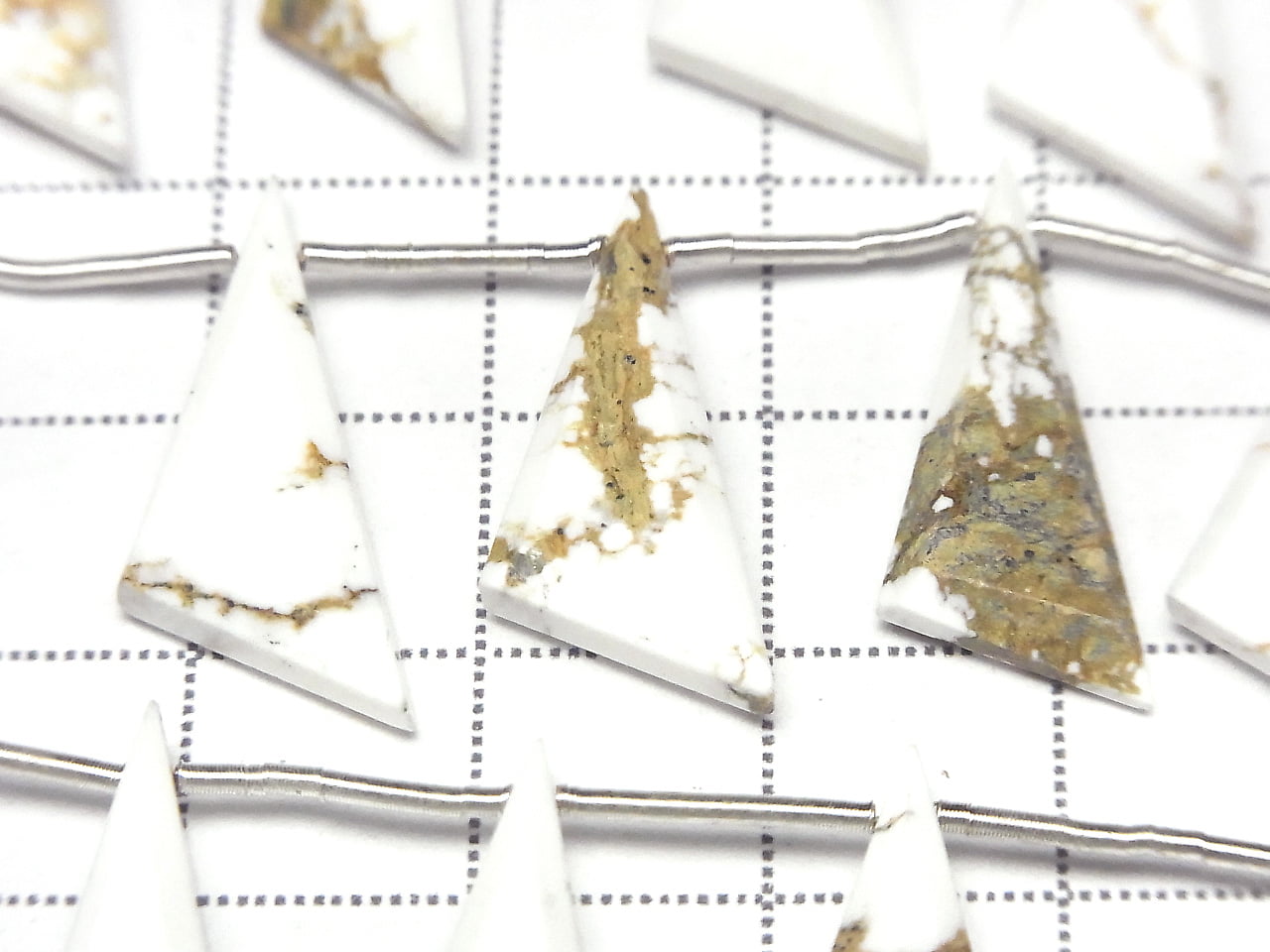 Wild Horse AAA- Flat Triangle 1strand beads (8pcs )
