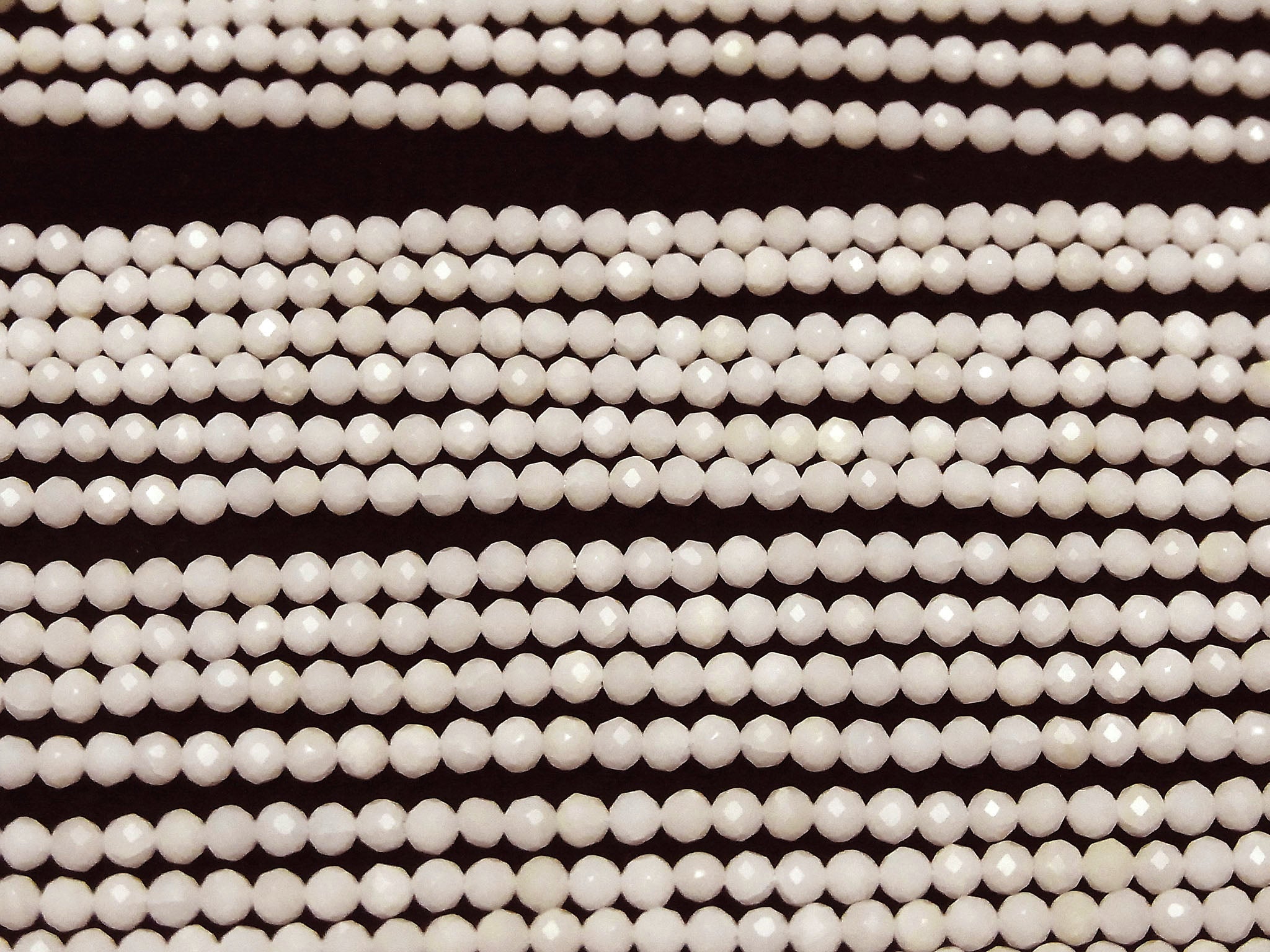 高品質！白色珊瑚刻面圓珠 3mm 1串珠子 (約15英寸/36公分)
