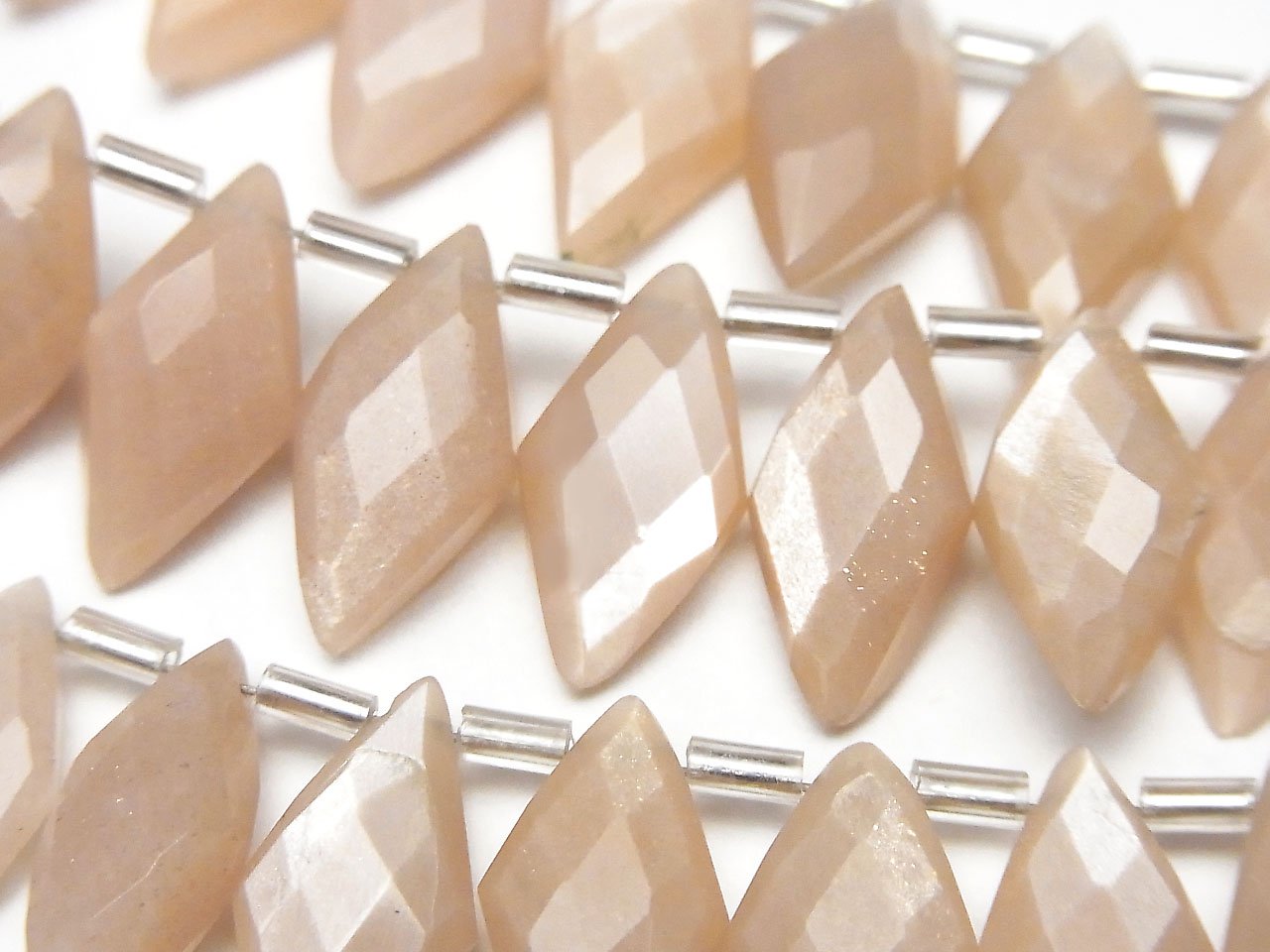 Pierre de lune pêche qualité AA++ en forme de diamant, 1 fil de perles (12 pièces)