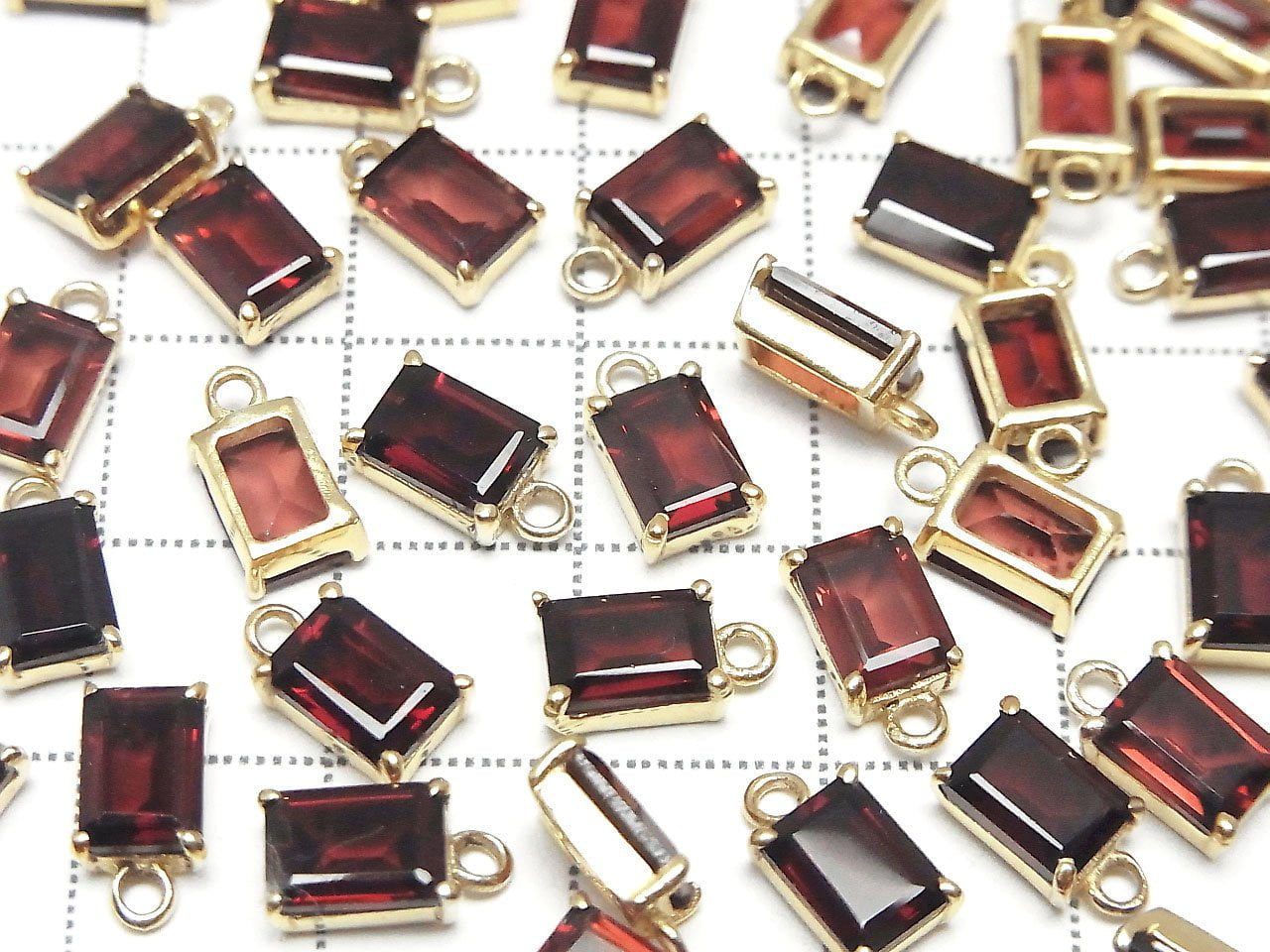 Grenat du Mozambique de haute qualité AAA serti clos rectangulaire à facettes 7x5mm plaqué or 18 carats 2pcs