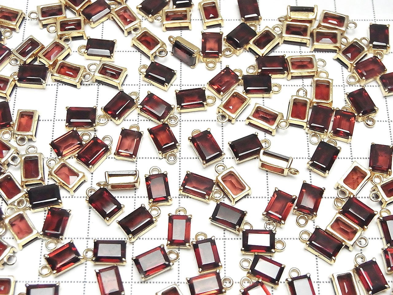 Grenat du Mozambique de haute qualité AAA serti clos rectangulaire à facettes 7x5mm plaqué or 18 carats 2pcs
