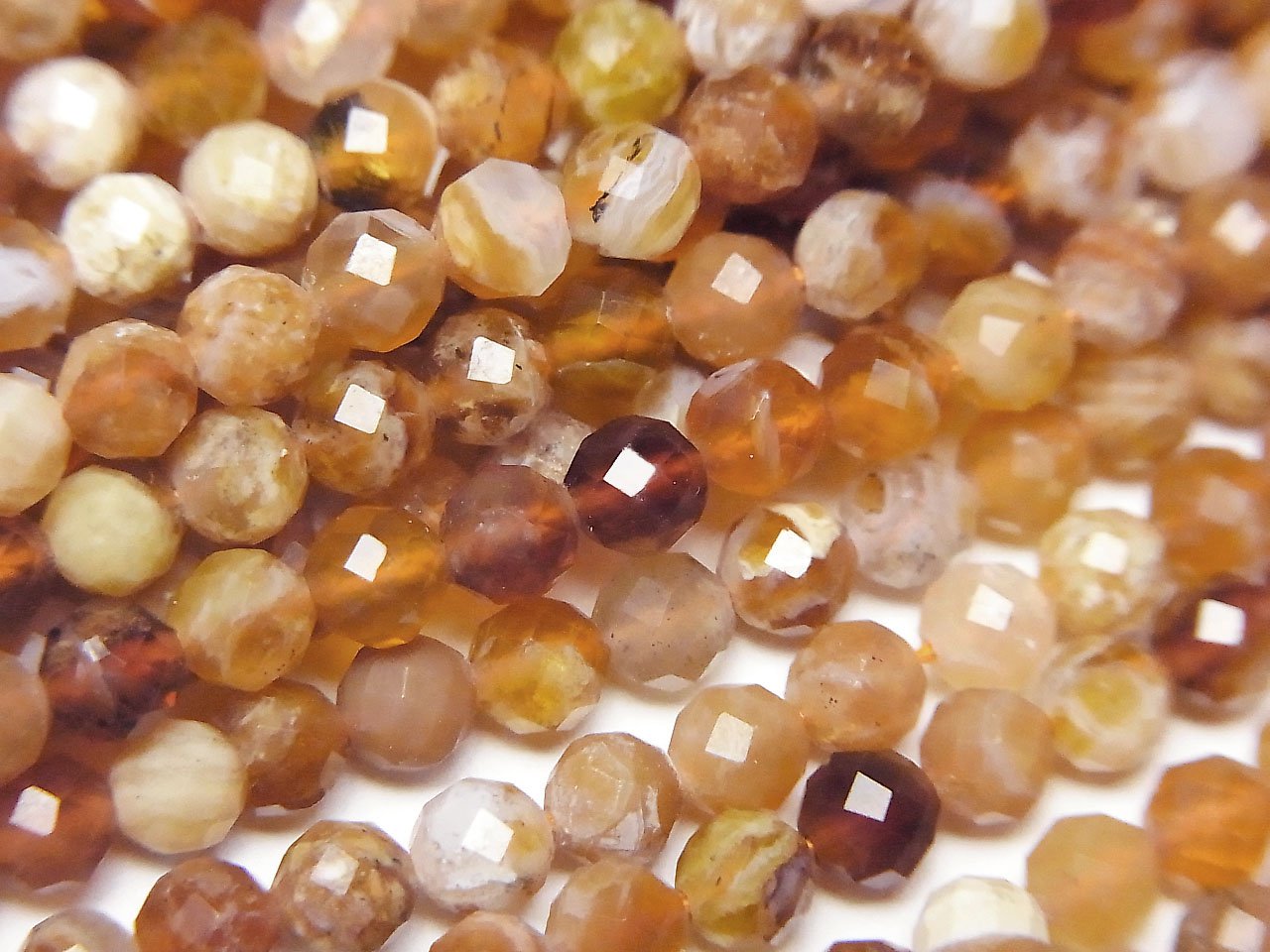 De haute qualité ! Perles rondes facettées en opale brandy de 4 mm, 1 fil (environ 15 pouces / 37 cm)