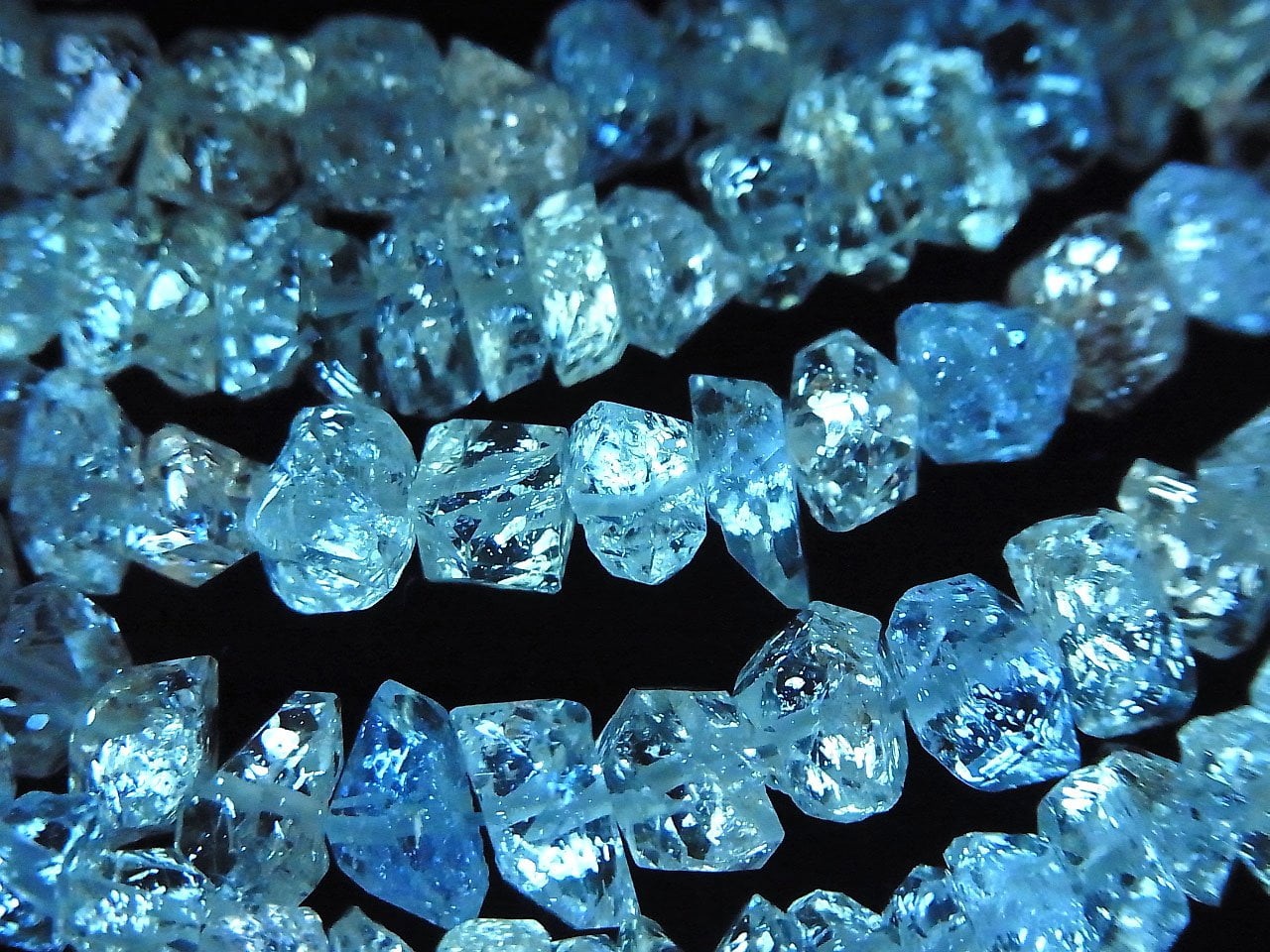 Pakistan Oil in Quartz Rough Rock [M size] half or 1strand beads (aprx.6inch/15cm)