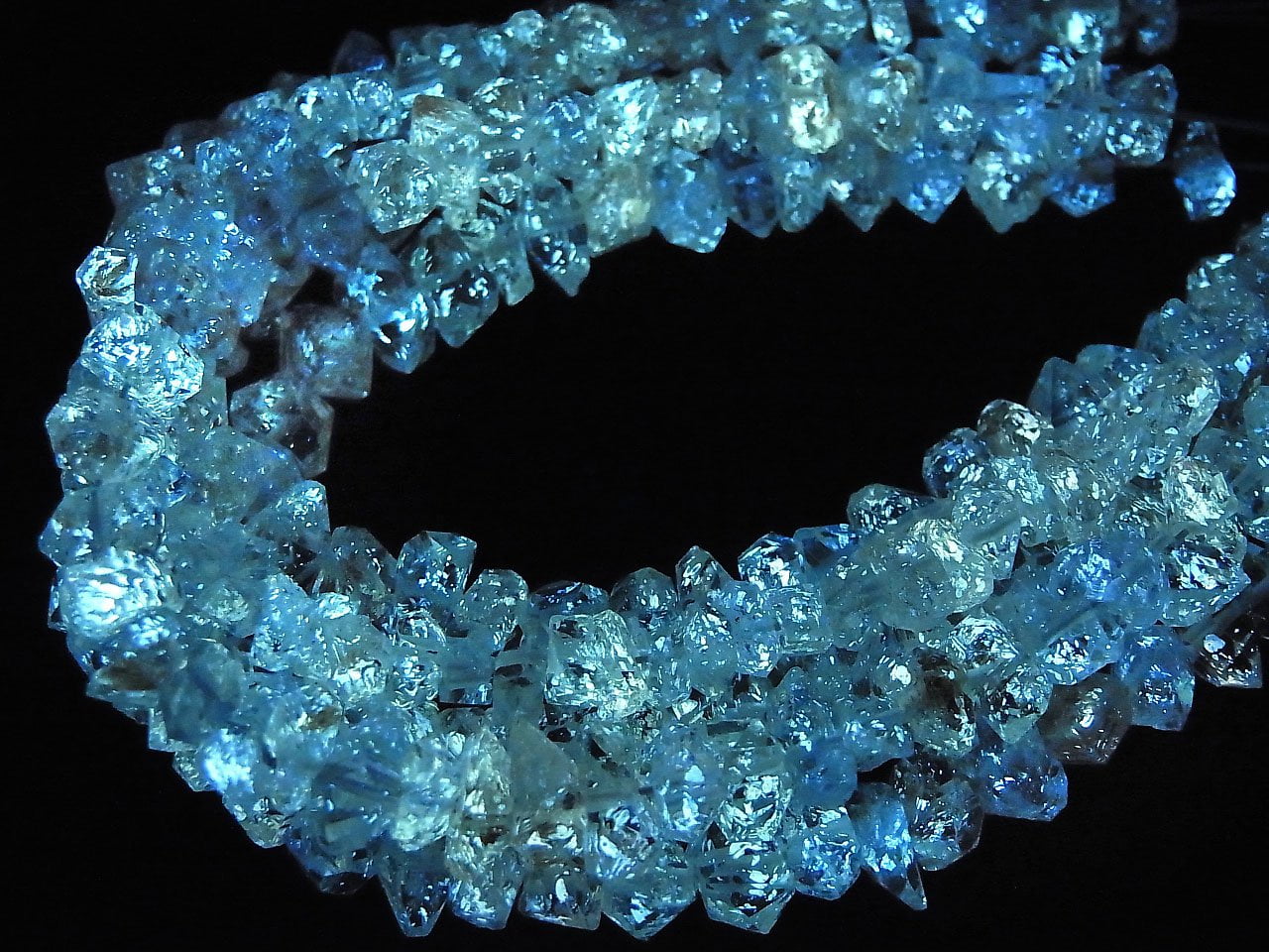 Pakistan Oil in Quartz Rough Rock [M size] half or 1strand beads (aprx.6inch/15cm)