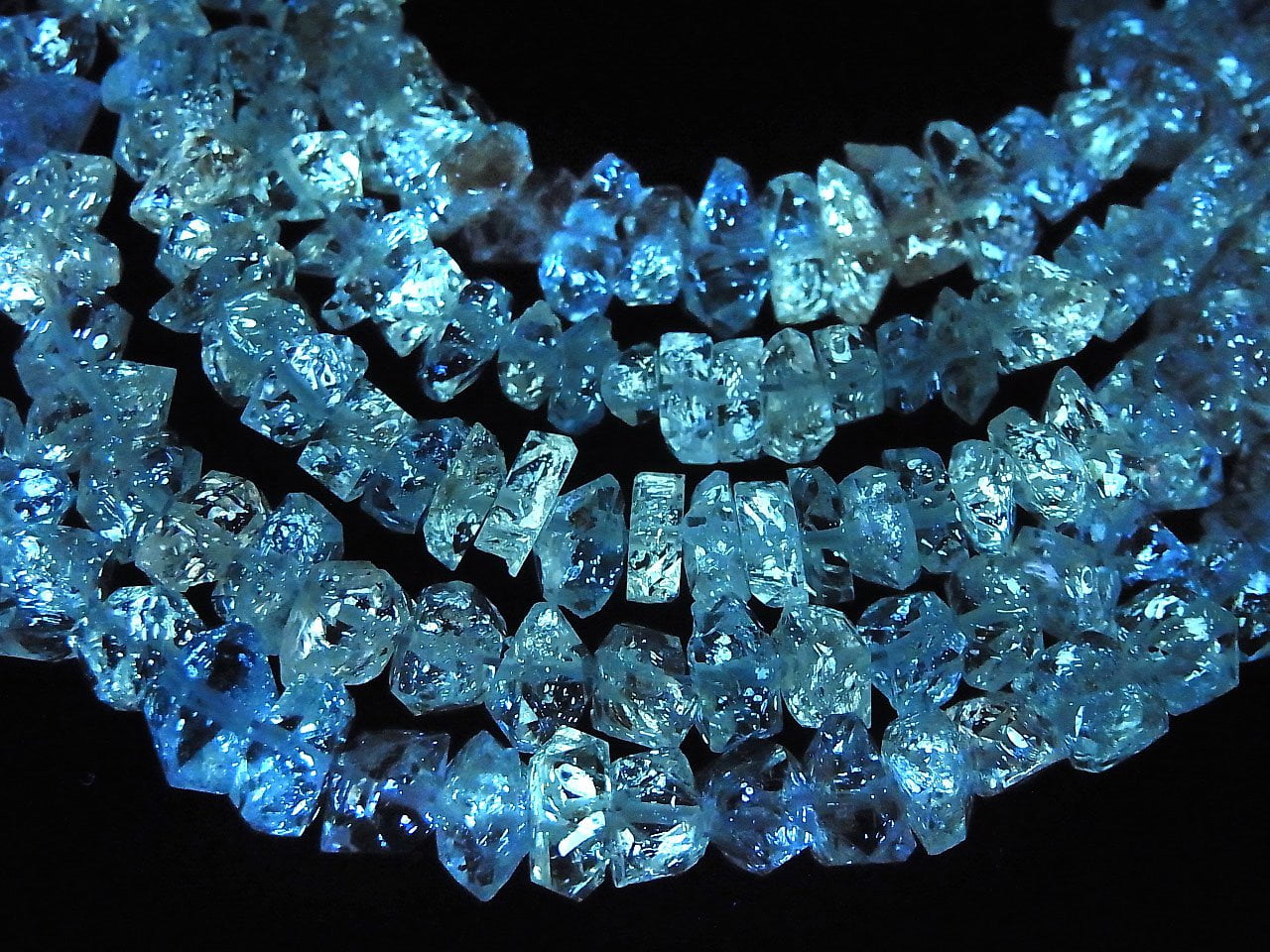 Pakistan Oil in Quartz Rough Rock [M size] half or 1strand beads (aprx.6inch/15cm)