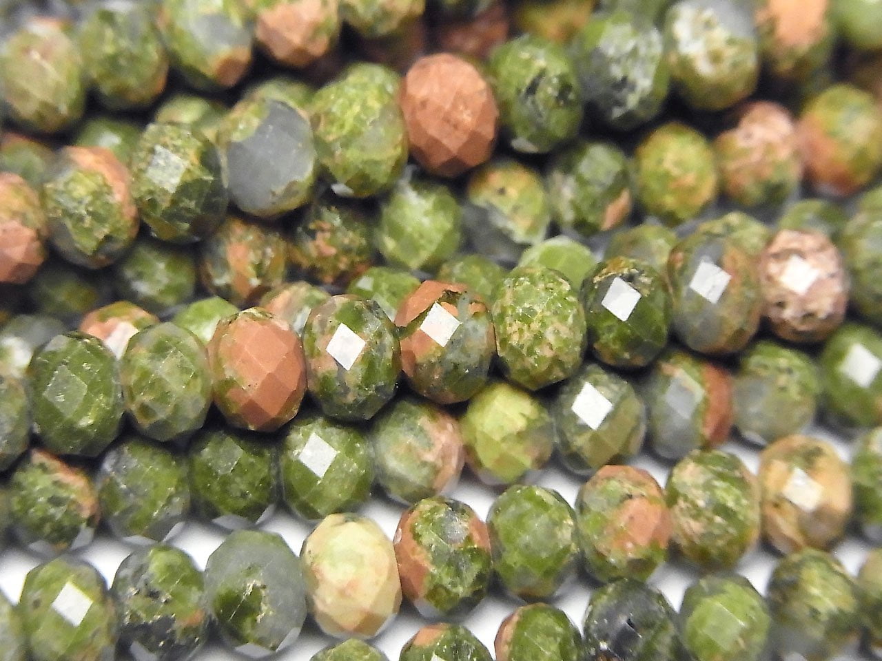 高品質！獨山玉刻面鈕扣扁珠 6x6x4.5mm 一串（約15英吋/36公分）