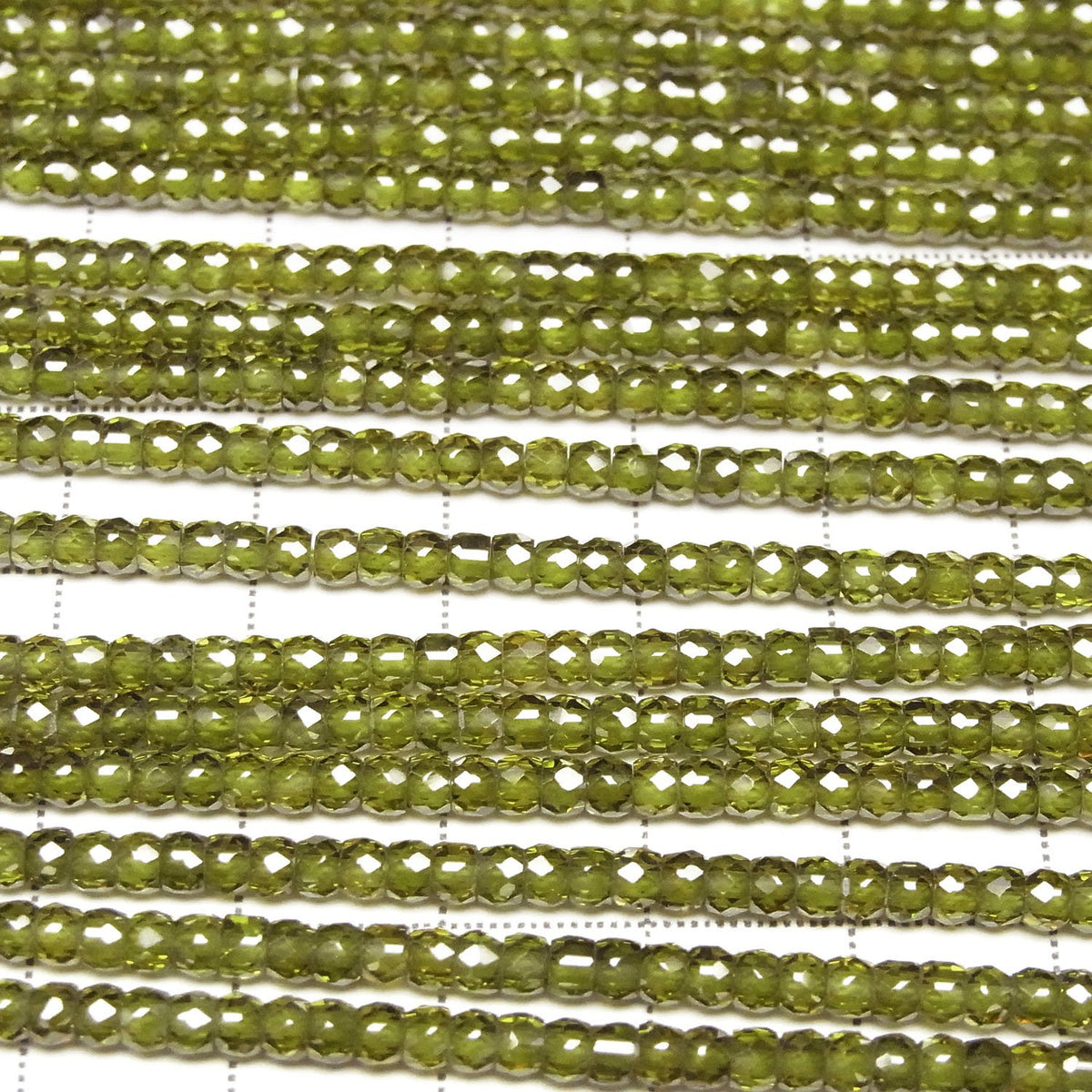 高品質！立方氧化鋯 AAA 刻面紐扣扁珠 3x3x2mm [綠色] 1串珠子 (約15英寸/36公分)