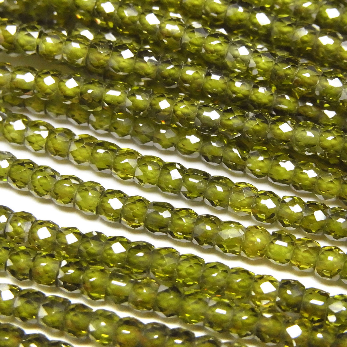 高品質！立方氧化鋯 AAA 刻面紐扣扁珠 3x3x2mm [綠色] 1串珠子 (約15英寸/36公分)