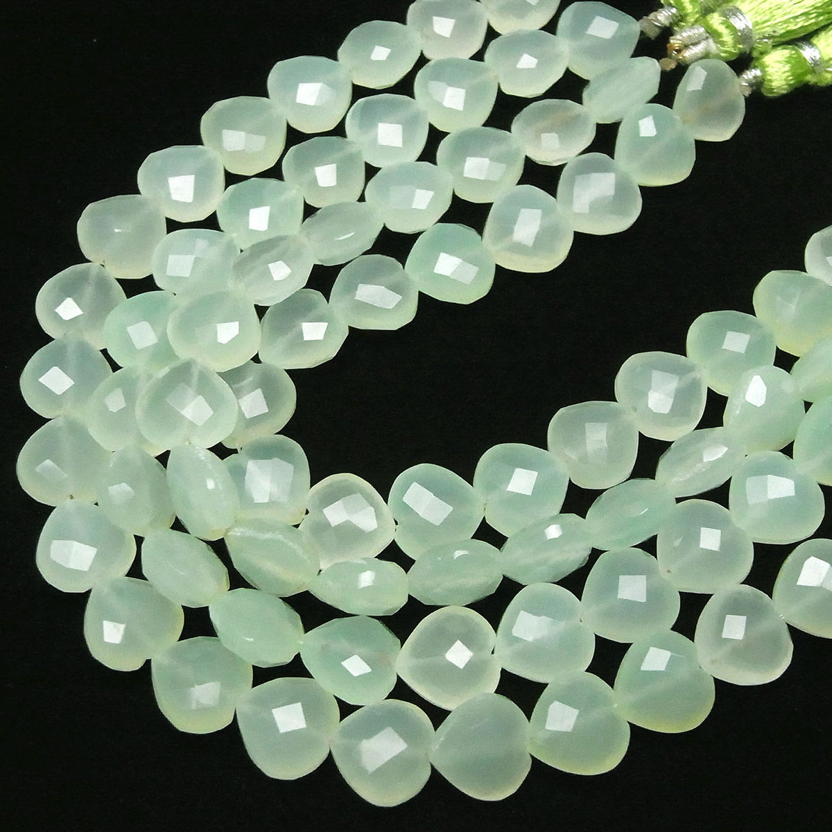 Calcédoine vert clair AAA, coupe cœur à trou vertical 10x10mm, demi ou 1 fil de perles (env. 6 pouces / 16cm)