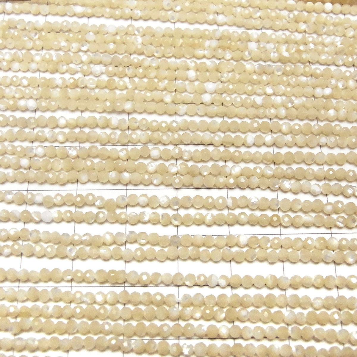 Haute qualité ! Nacre MOP beige facettée ronde perles de 2 mm (environ 15 pouces / 36 cm)