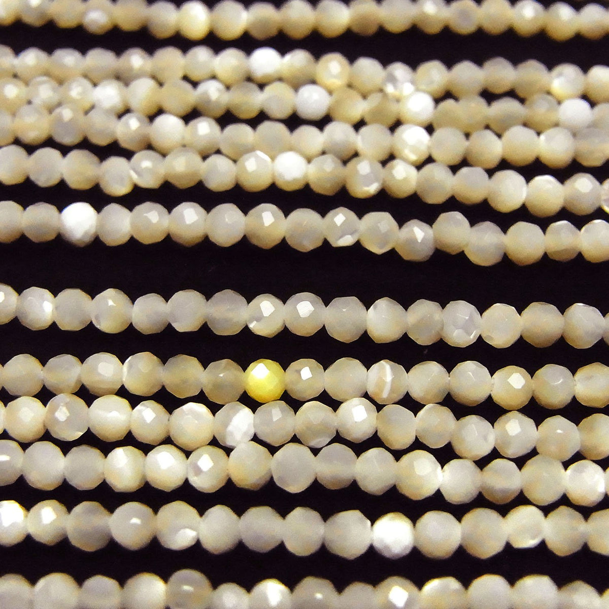 Haute qualité ! Nacre MOP beige facettée ronde perles de 2 mm (environ 15 pouces / 36 cm)