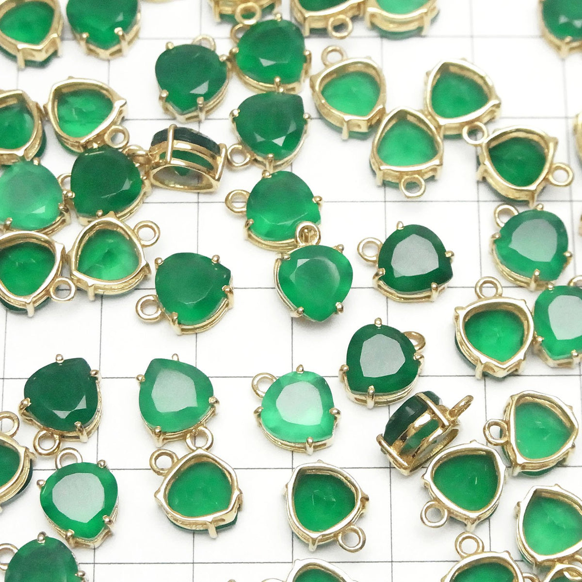 Hochwertig! Grüner Onyx AAA Zargenfassung Kastanie Facettiert 8x8mm 18KGP 2 Stück