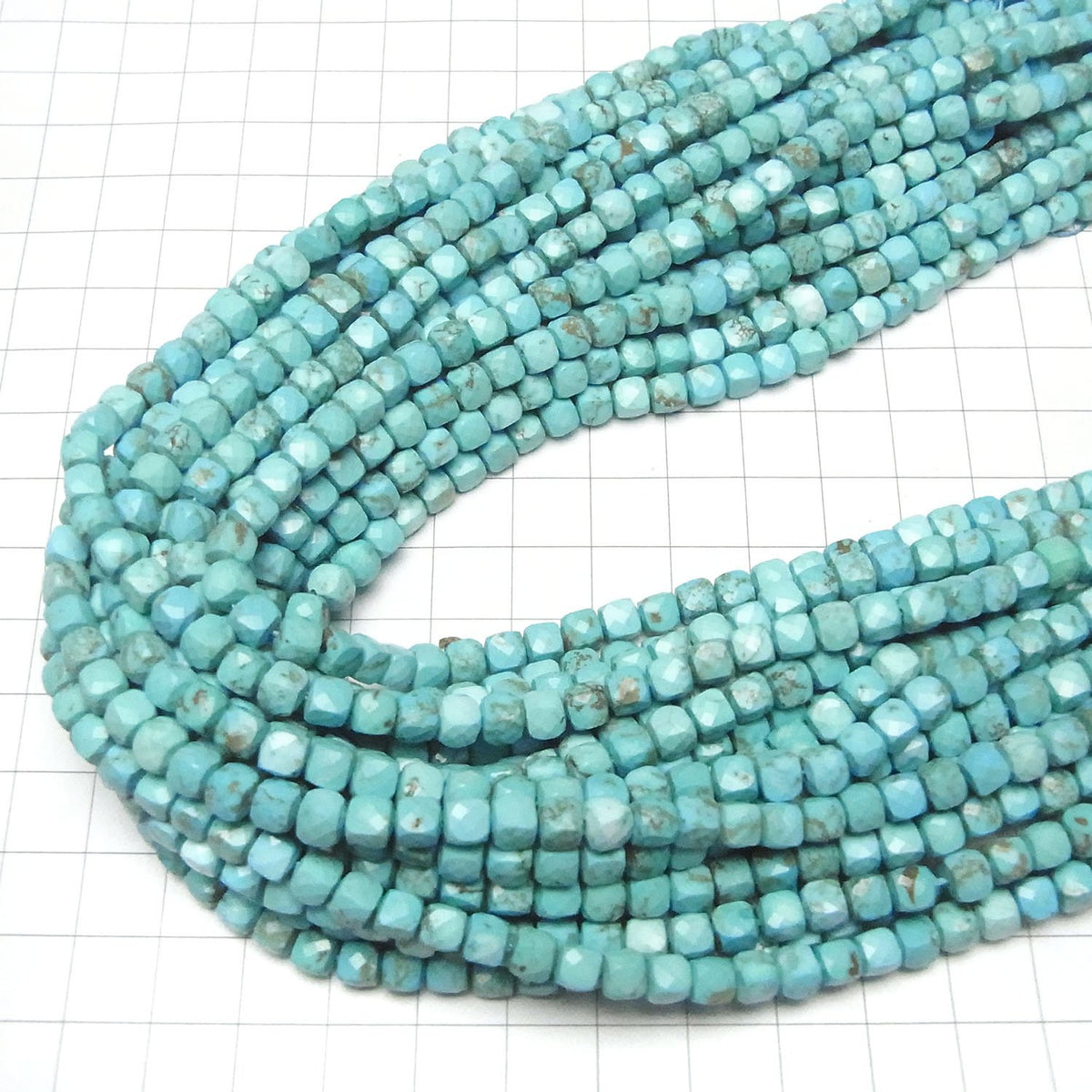 Haute qualité ! Perles en magnésite turquoise forme cube 5x5x5mm 1 fil (environ 37cm)